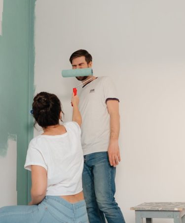 peindre le mur pour agrandir visuellement une pièce